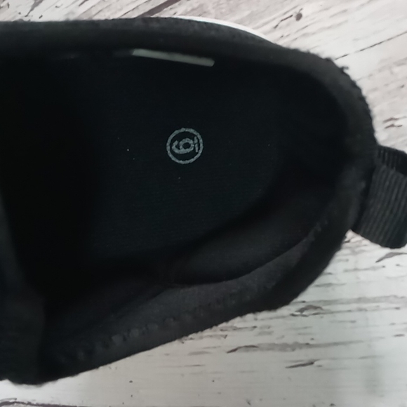 NEW sneakers size 6 black with elastic across front - Picture 4 of 8